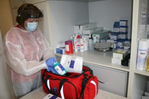 Pielęgniarka pakująca do torby środki ochrony osobistej oznaczone wsparciem UE