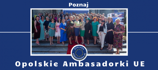 Zdjęcie grupowe opolskich ambasadorek UE na schodach zamku w mosznej opatrzone napisem poznaj opolskie ambasadorki UE