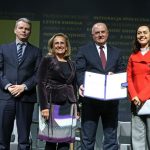 Marszałek Województwa Opolskiego Pan Andrzej buła prezentujący oficjalną decyzję przyjmującą program fundusze europejskie dla opolskiego 2021-2027, obok na zdjęciu przedstawicielki Komisji Europejskiej, panie-Cinzia Masina oraz Angela Martinez Sarasola i przedstawiciel Ministerstwa funduszy i polityki regionalnej pan dr Piotr Zygadło