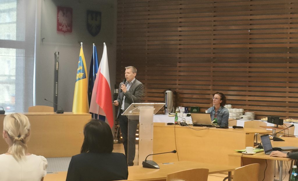 dr Tomasz Kupiec z Centrum Europejskich Studiów Regionalnych i Lokalnych (EUROREG) Uniwersytetu Warszawskiego podczas wystąpienia