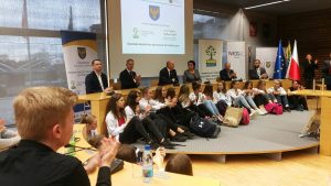Uroczysta inauguracja projektu - wiwle osób siedzących na sali w obecności marszałka województwa opolskiego podczas prezentacji